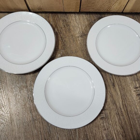 Vintage Crown Victoria Lovelace dinner plates 10 " - Picture 1 of 12